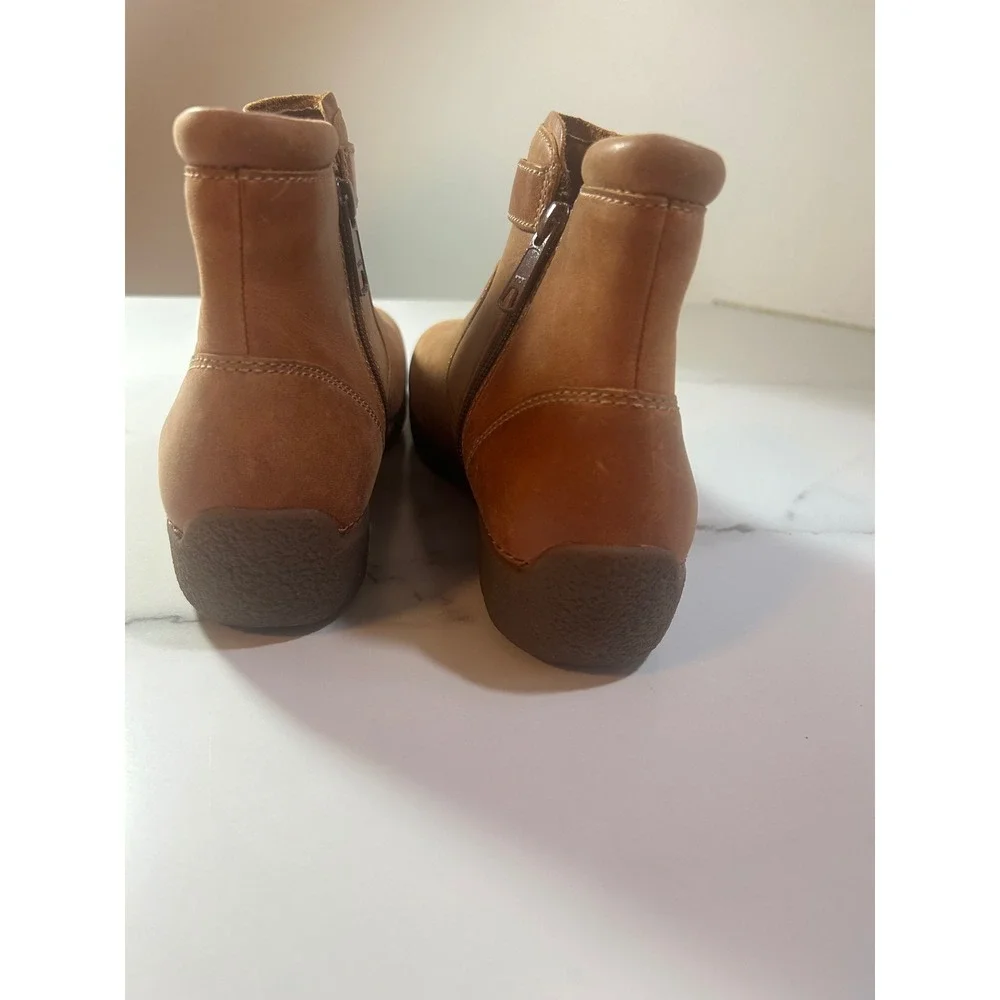 Duluth Trading Co Womens Brown Leather Buckle Zip Ankle Boots Wedge Sole Tan